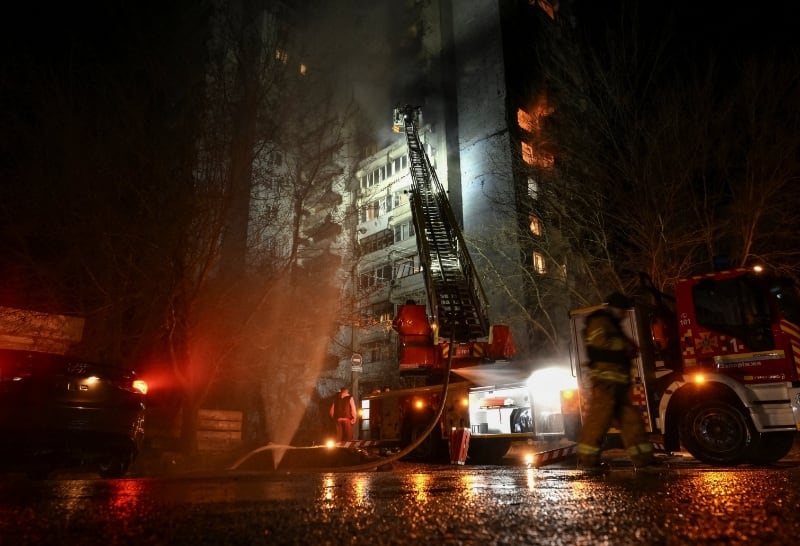 Bomberos trabajan en un edificio de apartamentos que fue alcanzado por un ataque de un dron ruso, durante el ataque de Rusia contra Ucrania, en Zaporiyia, Ucrania. 24 de marzo de 2026
REUTERS/Stringer
