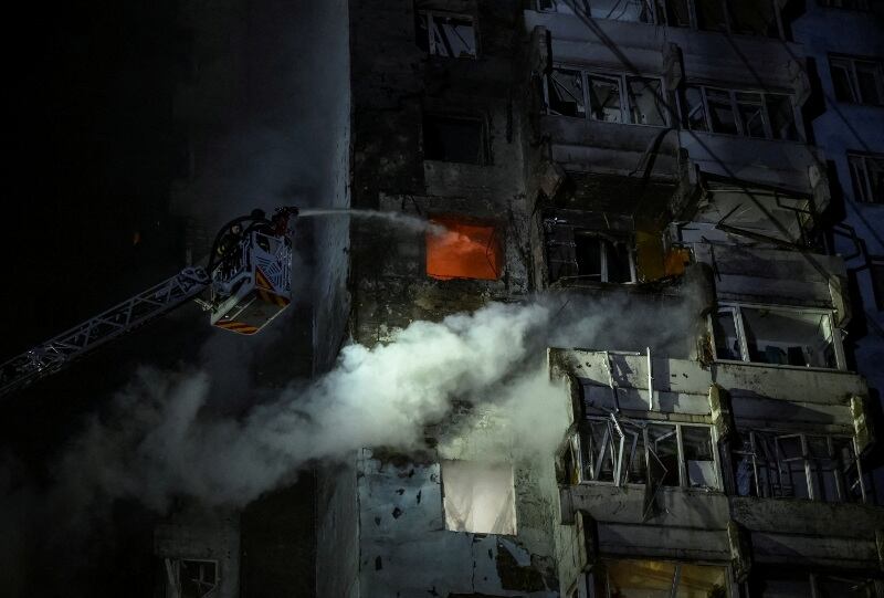 Bomberos trabajan en un edificio de apartamentos que fue alcanzado por un ataque de un dron ruso, durante el ataque de Rusia contra Ucrania, en Zaporiyia, Ucrania. 24 de marzo de 2026
REUTERS/Stringer