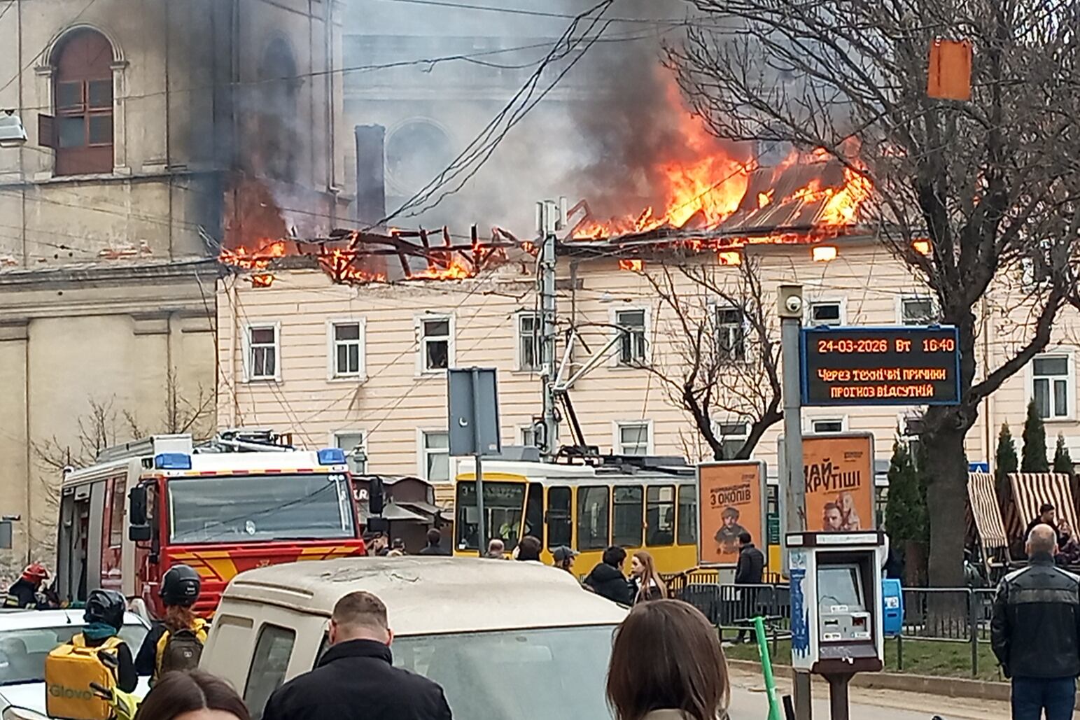 - Rusia atacó este martes a plena luz del día el centro de Leópolis, una ciudad ucraniana situada a solo 70 kilómetros de la frontera con Polonia, miembro de la Unión Europea (UE) y la OTAN, en un bombardeo en el que resultaron heridas al menos 13 personas y que dañó un edificio protegido por la Unesco, informaron las autoridades locales EFE/ Dmytro Averchuk 