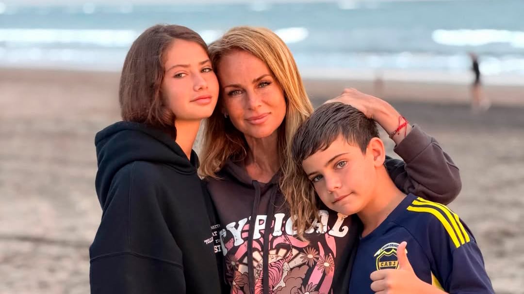 Sabrina Rojas junto a sus hijos en Mar del Plata
