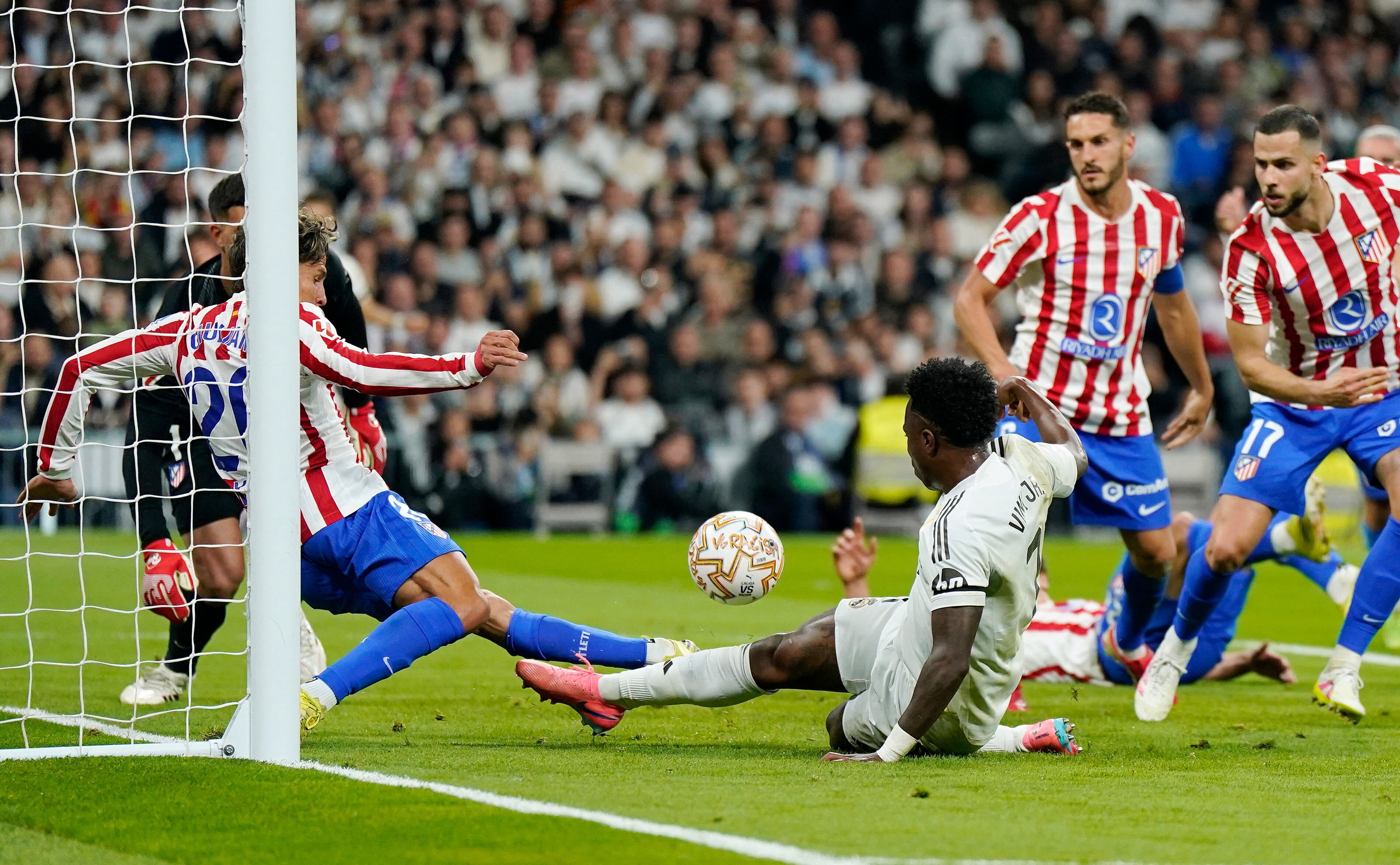 Simeone se destacó durante el partido en la zona defensiva y ofensiva (REUTERS/Ana Beltran)