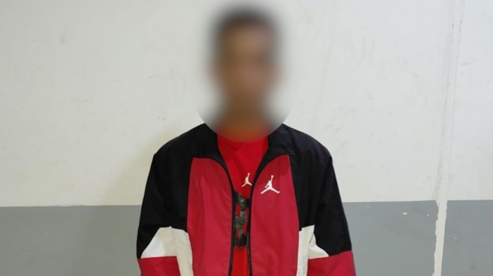 Un joven, buscado en relación con el asesinato de su padrastro en Rosario por motivos de dinero y compra de drogas, aparece en una imagen de archivo para su identificación. (Rosario3)