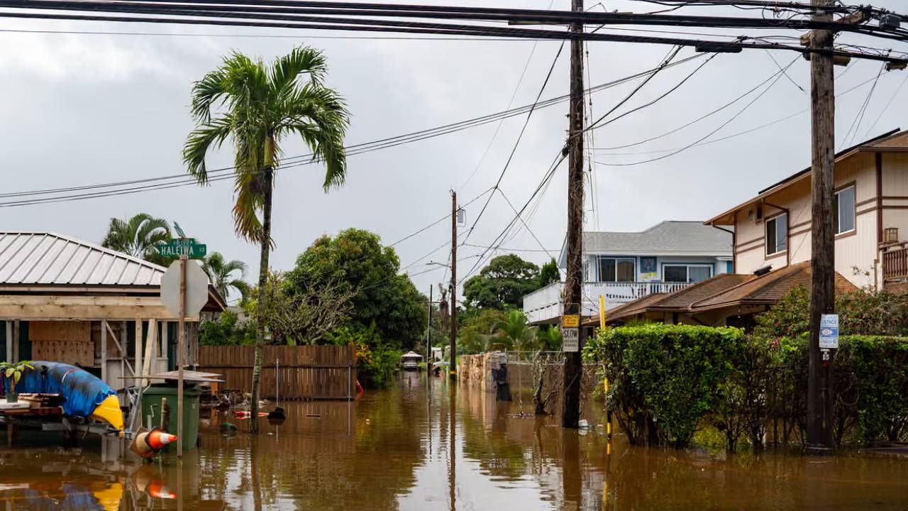 Las lluvias extremas en Oahu superaron los 180 milímetros, provocando crecidas históricas y desbordes que pusieron en peligro varias comunidades. (Associated Press)