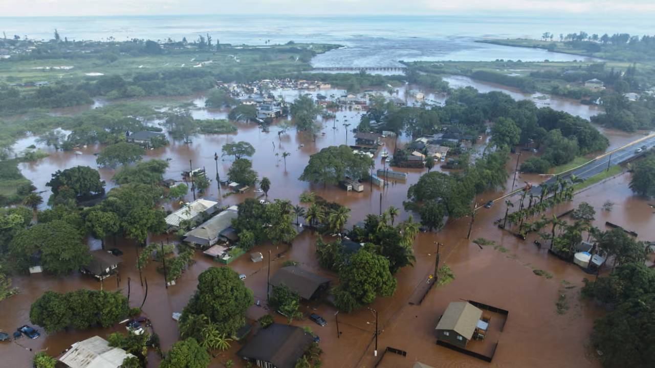 Las autoridades de Hawái informaron la evacuación de más de 4.000 residentes de Haleiwa y Waialua ante la amenaza de colapso del embalse Wahiawa. (Associated Press)