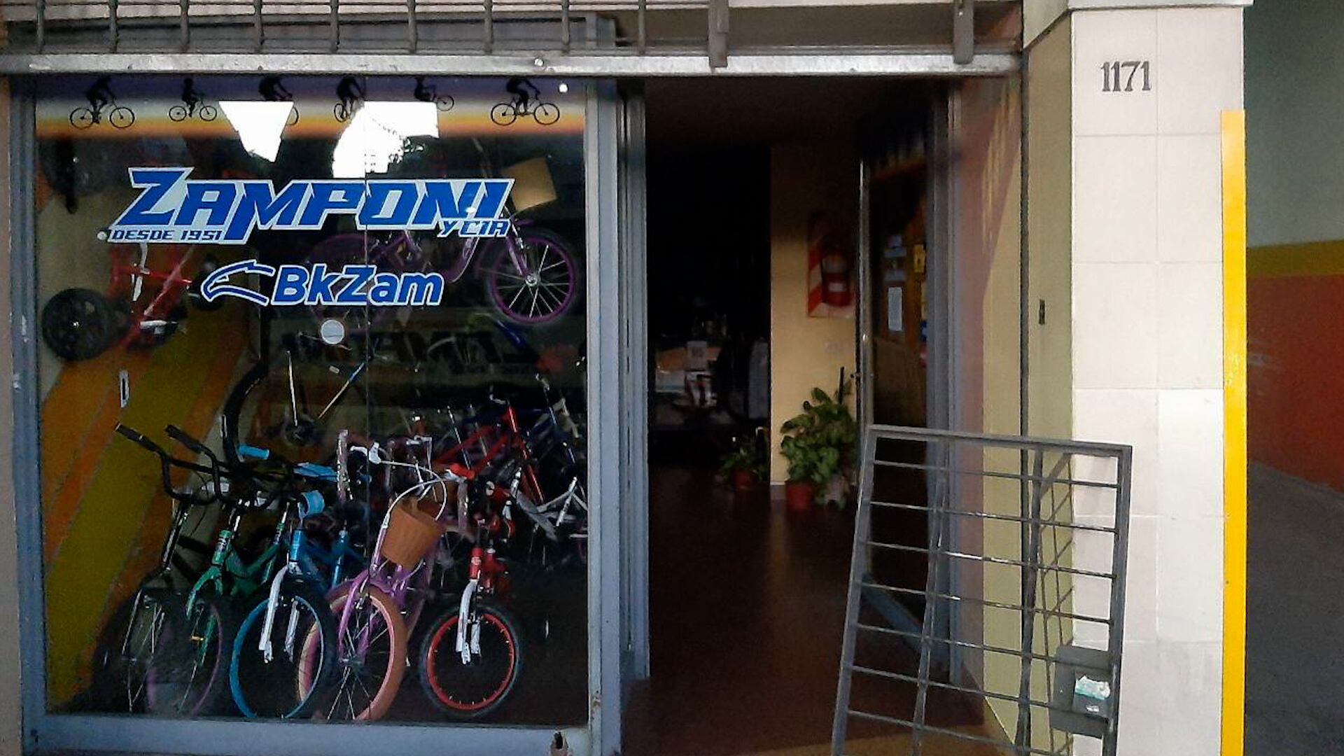 El frente del local afectado por las llamas. 