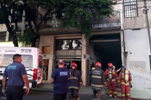 Se incendió una fábrica de bicicletas en Barracas: las imágenes del incidente