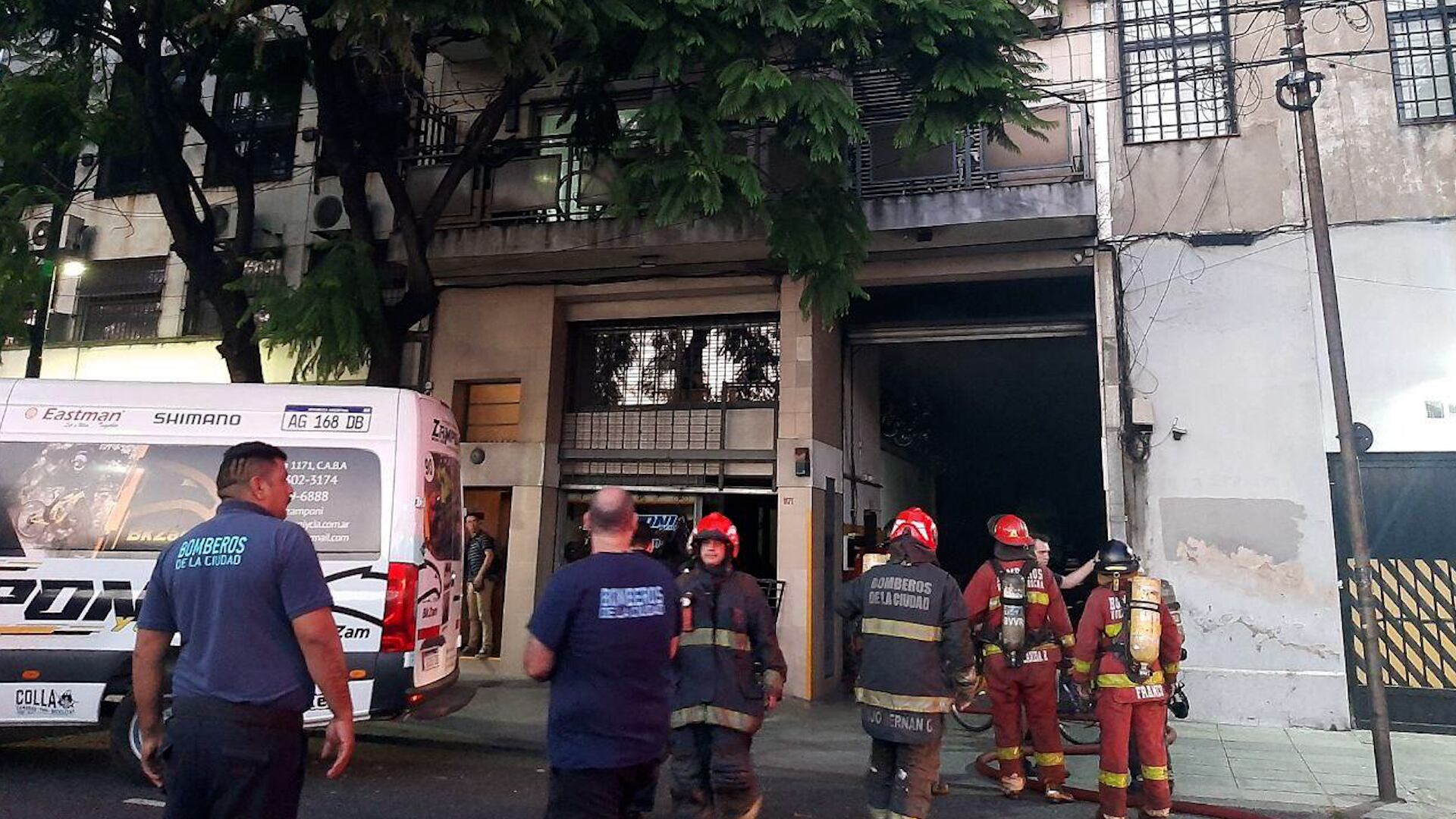 Se incendió una fábrica de bicicletas en Barracas: las imágenes del incidente