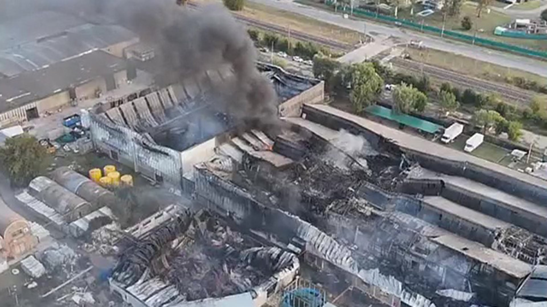 Una vista aérea muestra las densas columnas de humo y el fuego reactivado en una instalación industrial afectada en Francisco Álvarez