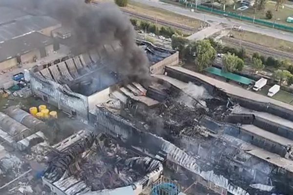 Se reavivó el fuego en el depósito de materiales plásticos y pinturas de Francisco Álvarez