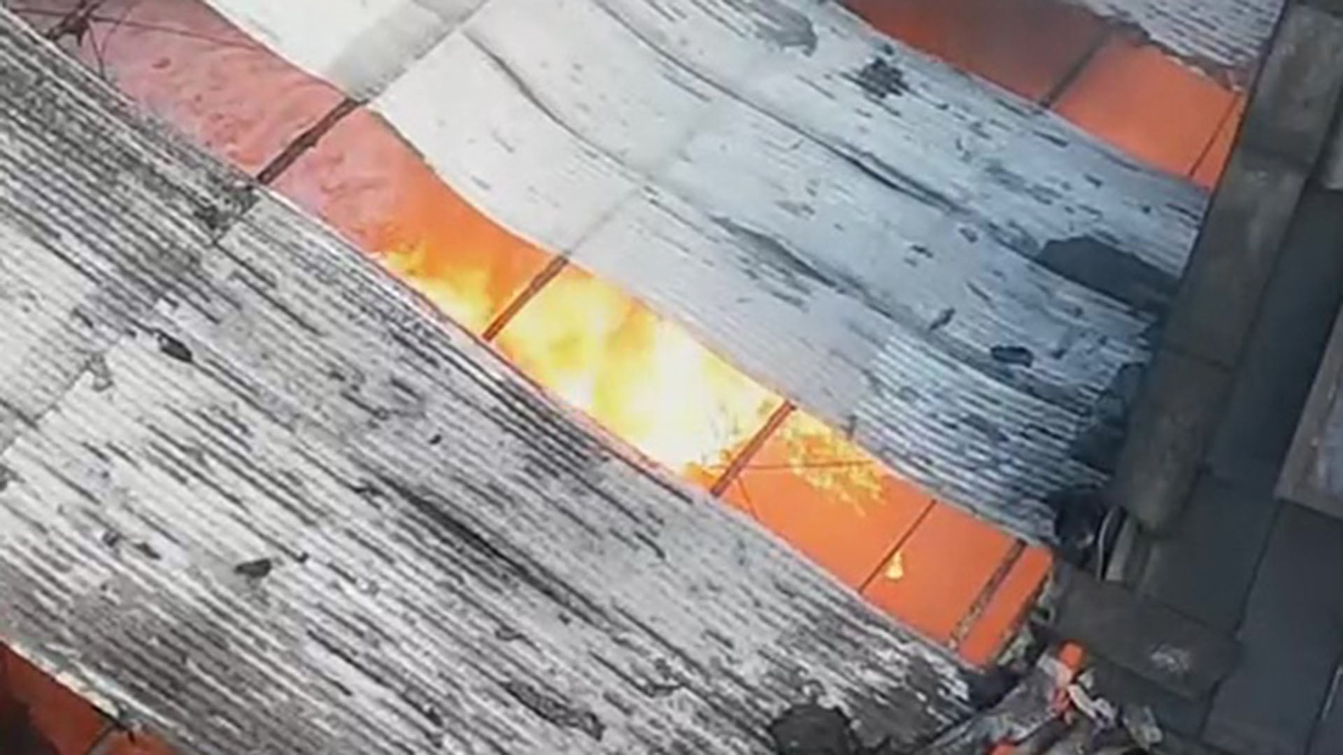 Las intensas llamas y el riesgo de derrumbe en uno de los techos del tinglado en Francisco Álvarez