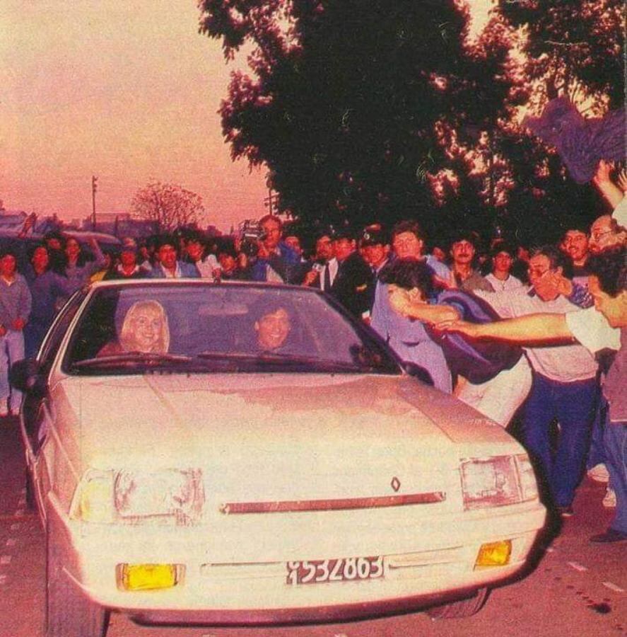 Diego Maradona, manejando la cupé Renault Fuego en 1991 (Crédito: Gentileza El Gráfico)