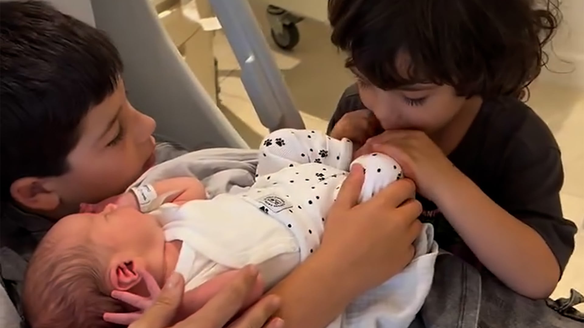 El pequeño Timoteo junto a sus hijos 