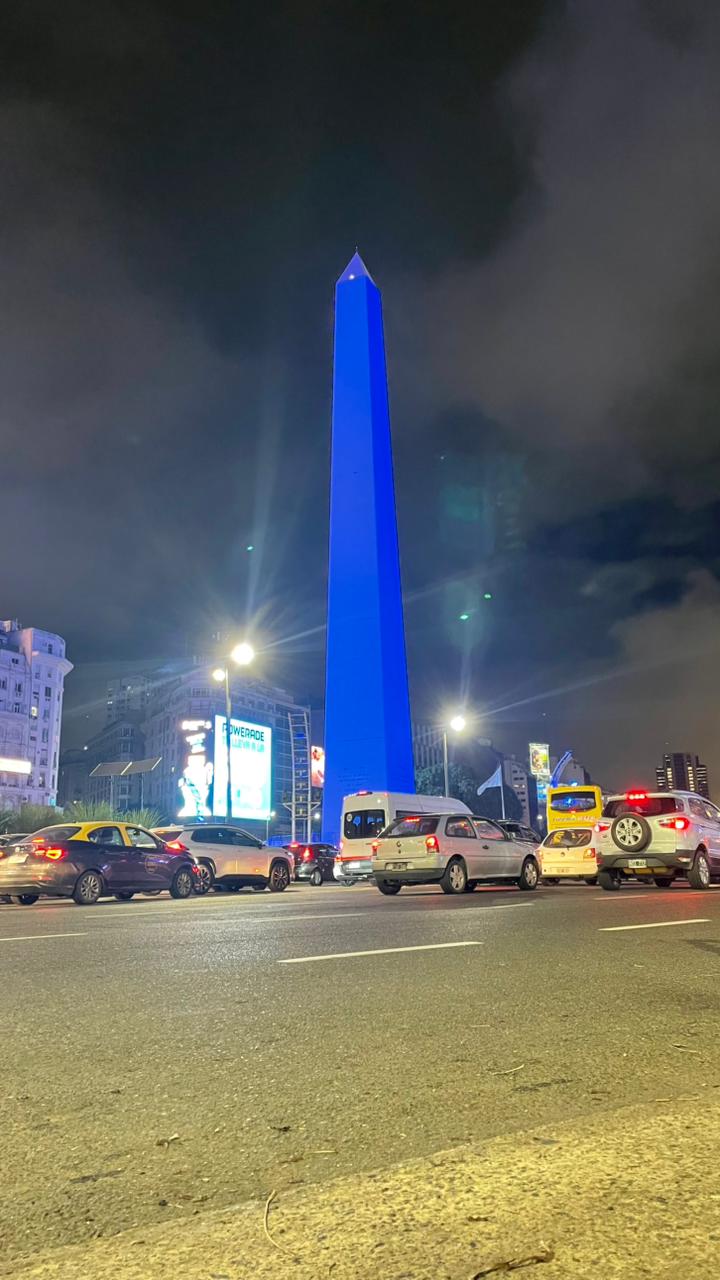 El Obelisco iluminado de azul marca el inicio de la campaña por la inclusión