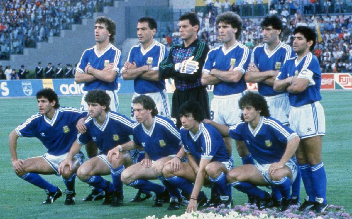El equipo de la final de Italia 90. Néstor Lorenzo, José Serrizuela, Sergio Goycochea, Juan Simón y Diego Maradona. Abajo: Jorge Burruchaga, Gustavo Dezzoti, Néstor Sensini, José Basualdo y Pedro Troglio