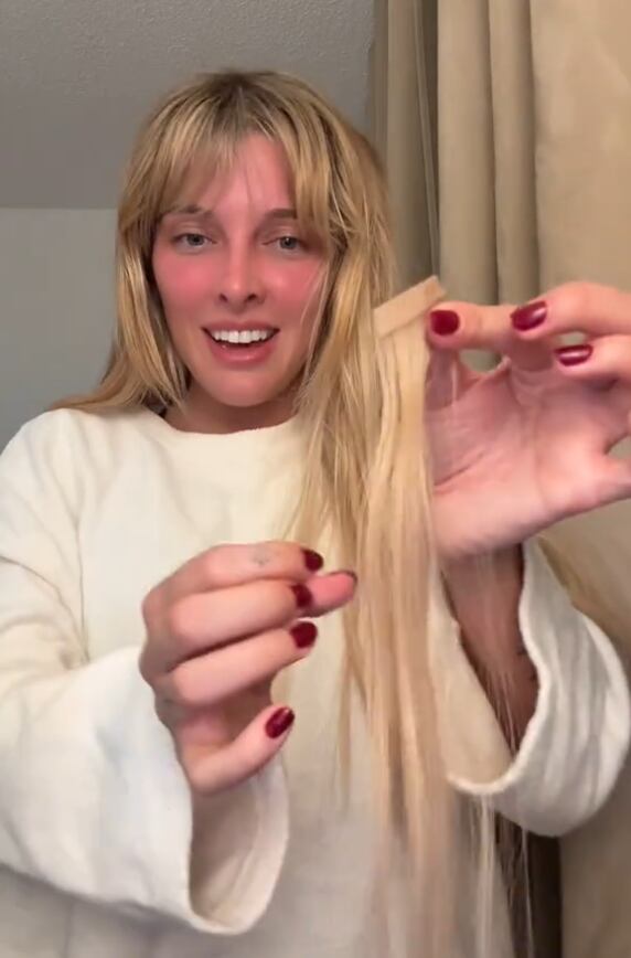 El video compartido por Sofi Gonet en TikTok muestra el divertido y caótico proceso de quitar las extensiones antes de salir a cenar