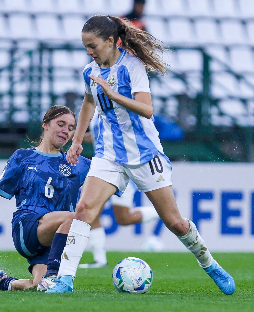 Dolores Delgado acumula goles con la camiseta celeste y blanca