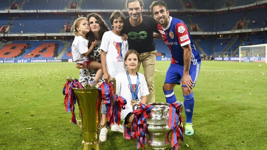 Dolores junto a su padre Matías, su familia y Roger Federer en Suiza