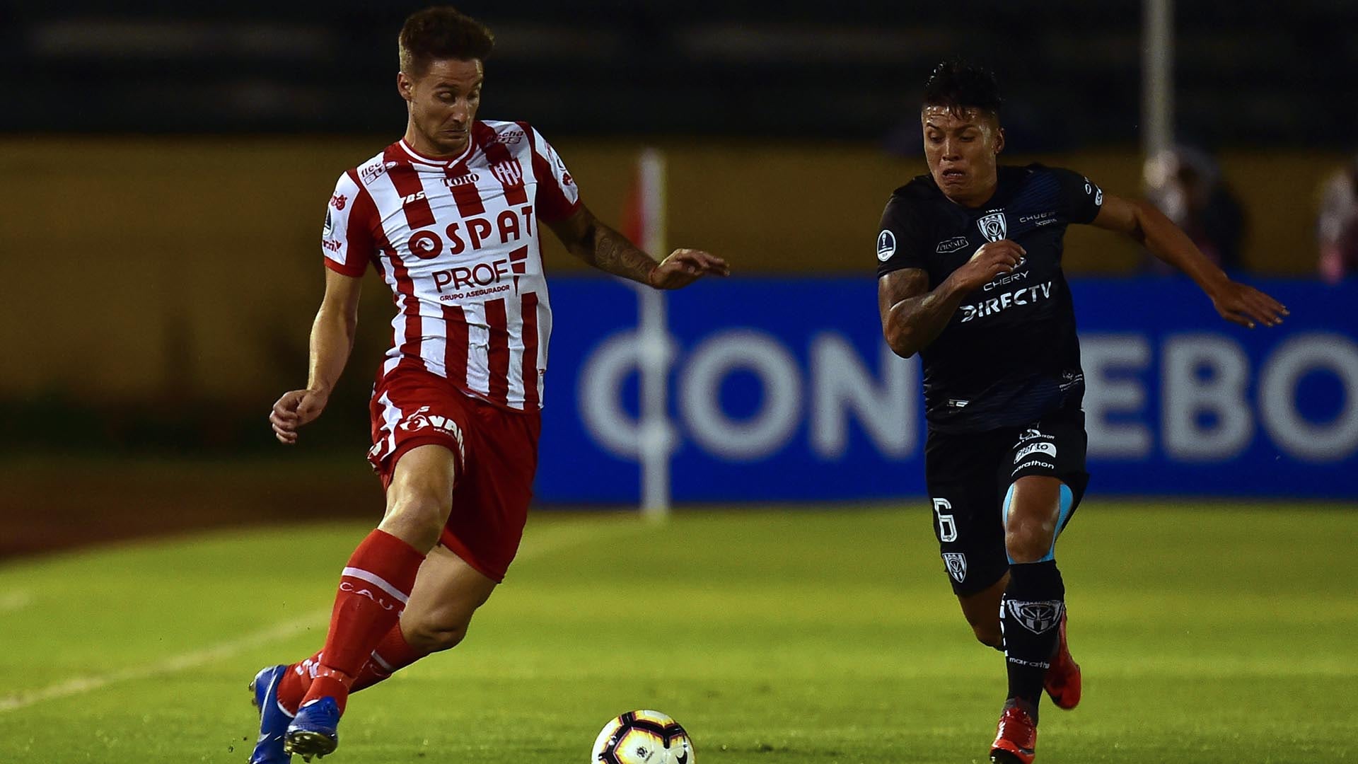 Mazzola, con la camiseta de Unión, ne medio de un partido contra Independiente del Valle por la Copa Sudamericana 2019 (Photo by RODRIGO BUENDIA / AFP)