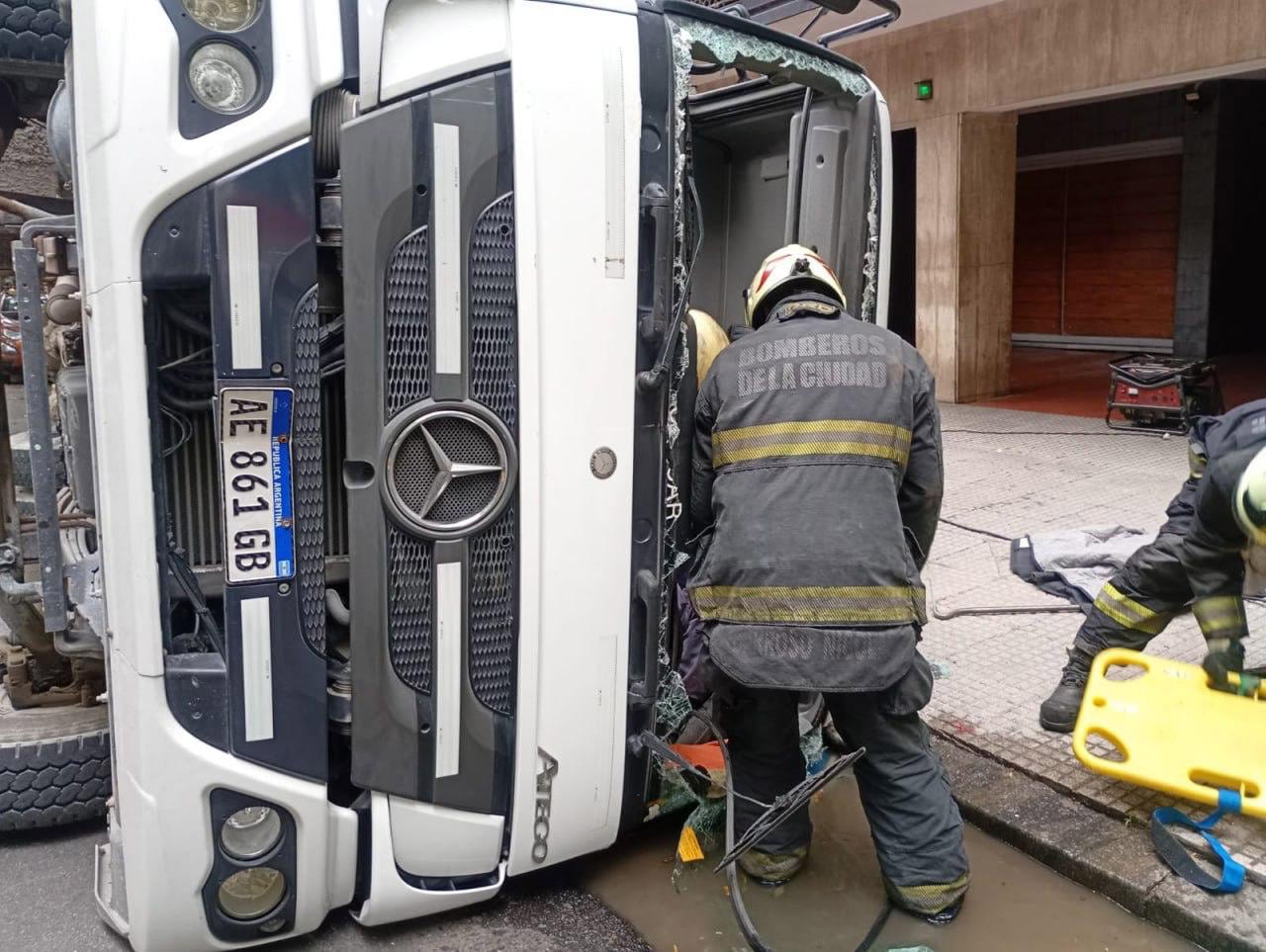Las maniobras de bomberos para retirar al conductor