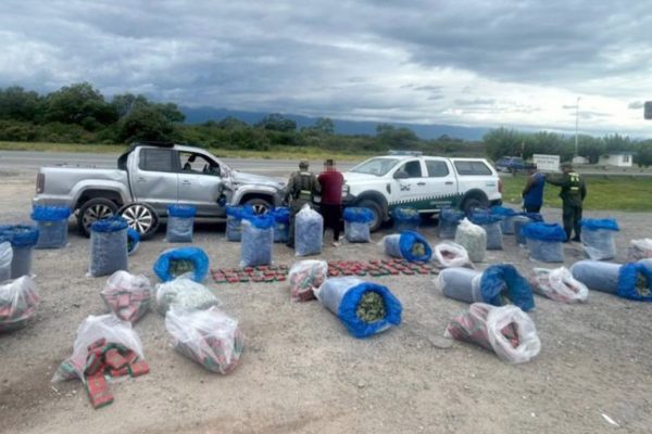 Susto en Villa Urquiza: volcó un camión que cargaba cemento y el conductor quedó atrapado