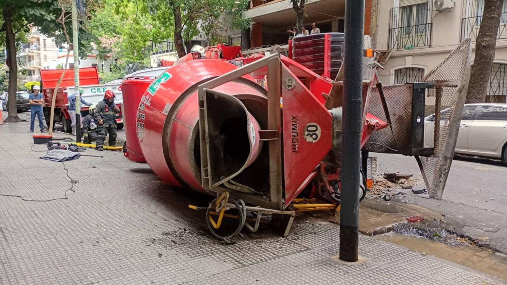 Así quedó el camión mixer en el barrio