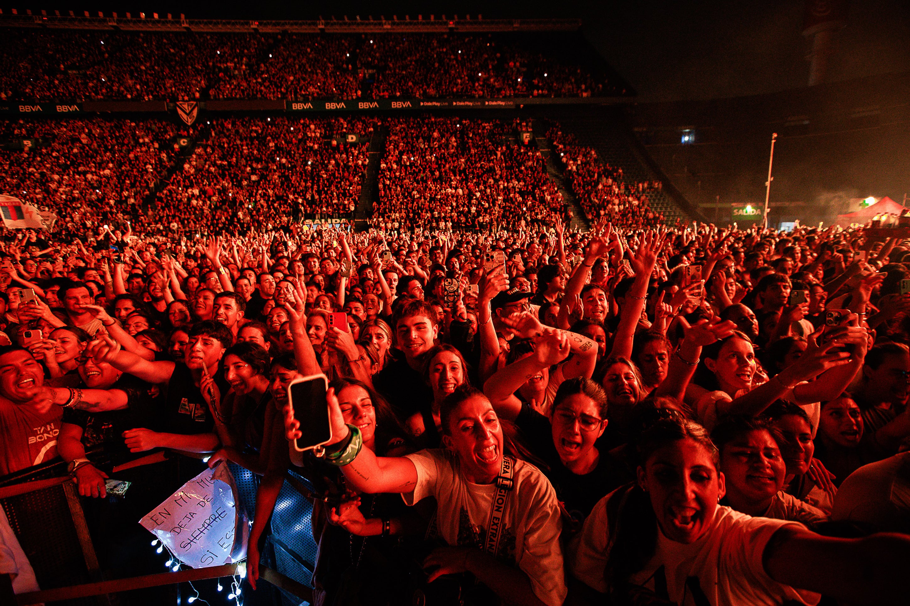 El público aguarda durante horas para presenciar el esperado regreso de Tan Biónica y escuchar los temas más icónicos de su repertorio 