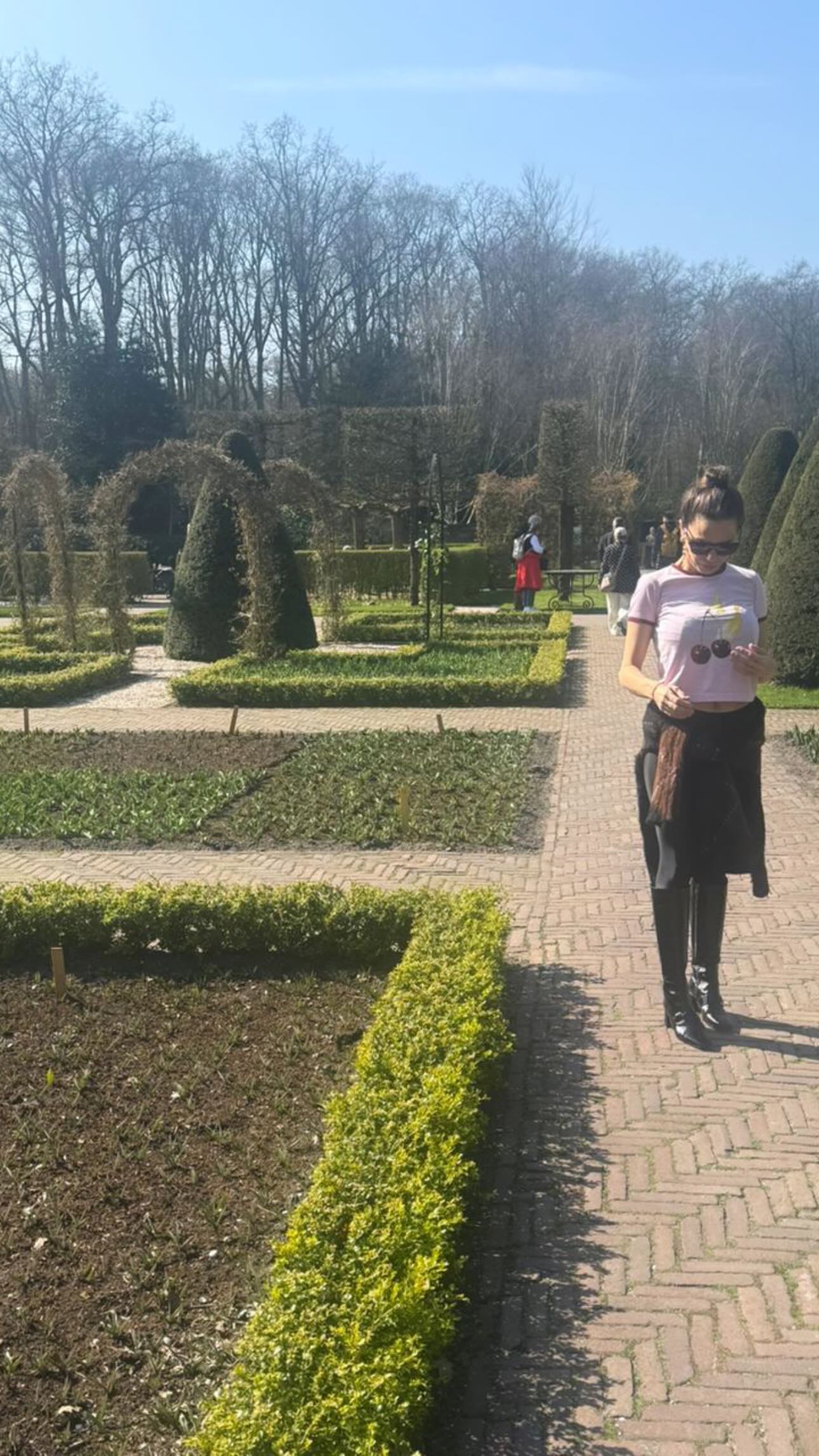 Ivana apostó por un look comfy y relajado para recorrer la ciudad 