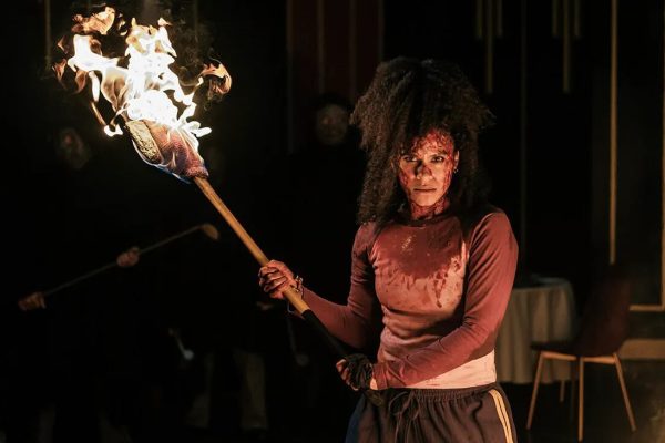 ‘Te van a matar’: un divertido festival de sangre que emula a Tarantino y con ecos de ‘La semilla del diablo’ y la isla de Epstein