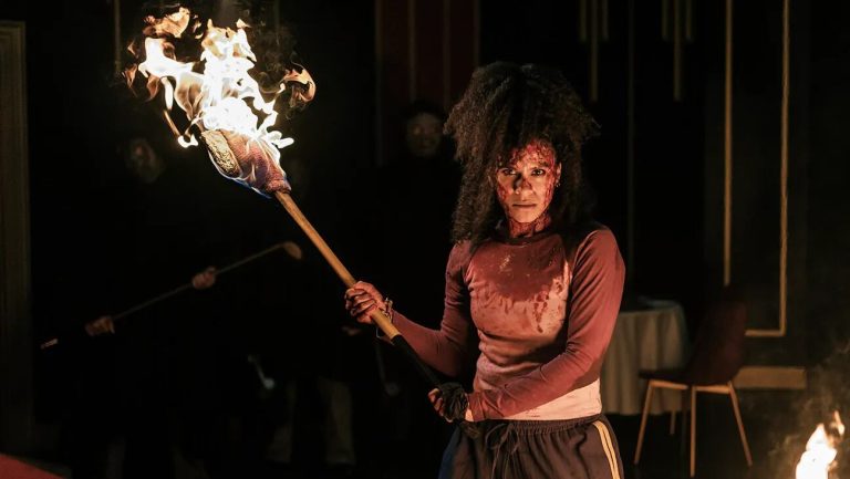 ‘Te van a matar’: un divertido festival de sangre que emula a Tarantino y con ecos de ‘La semilla del diablo’ y la isla de Epstein