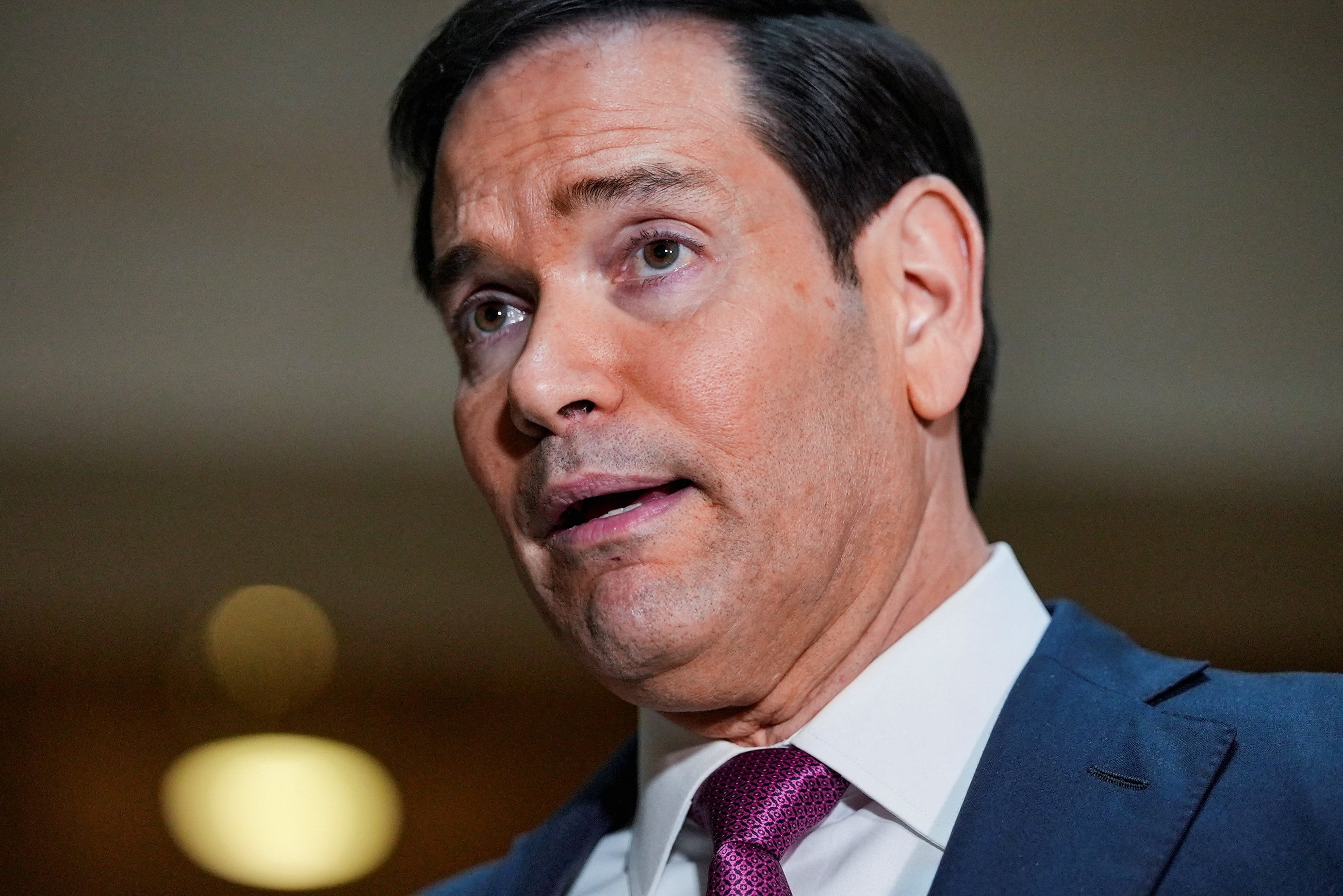 El secretario de Estado de EE. UU., Marco Rubio, habla con los medios el día de una sesión informativa para los líderes del Congreso sobre la situación en Irán, en el Capitolio en Washington, D.C., EE. UU., el 2 de marzo de 2026 (REUTERS/Ken Cedeno)