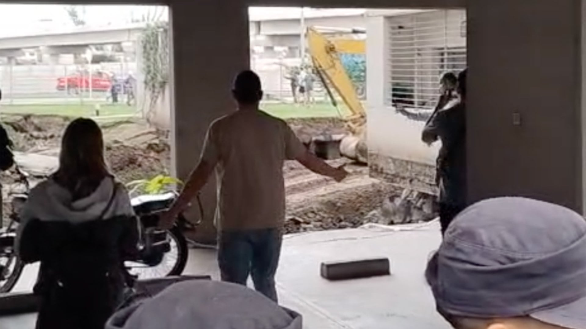 Tensión en Parque Patricios: los vecinos quisieron entrar por la fuerza a sus departamentos, a tres días del derrumbe