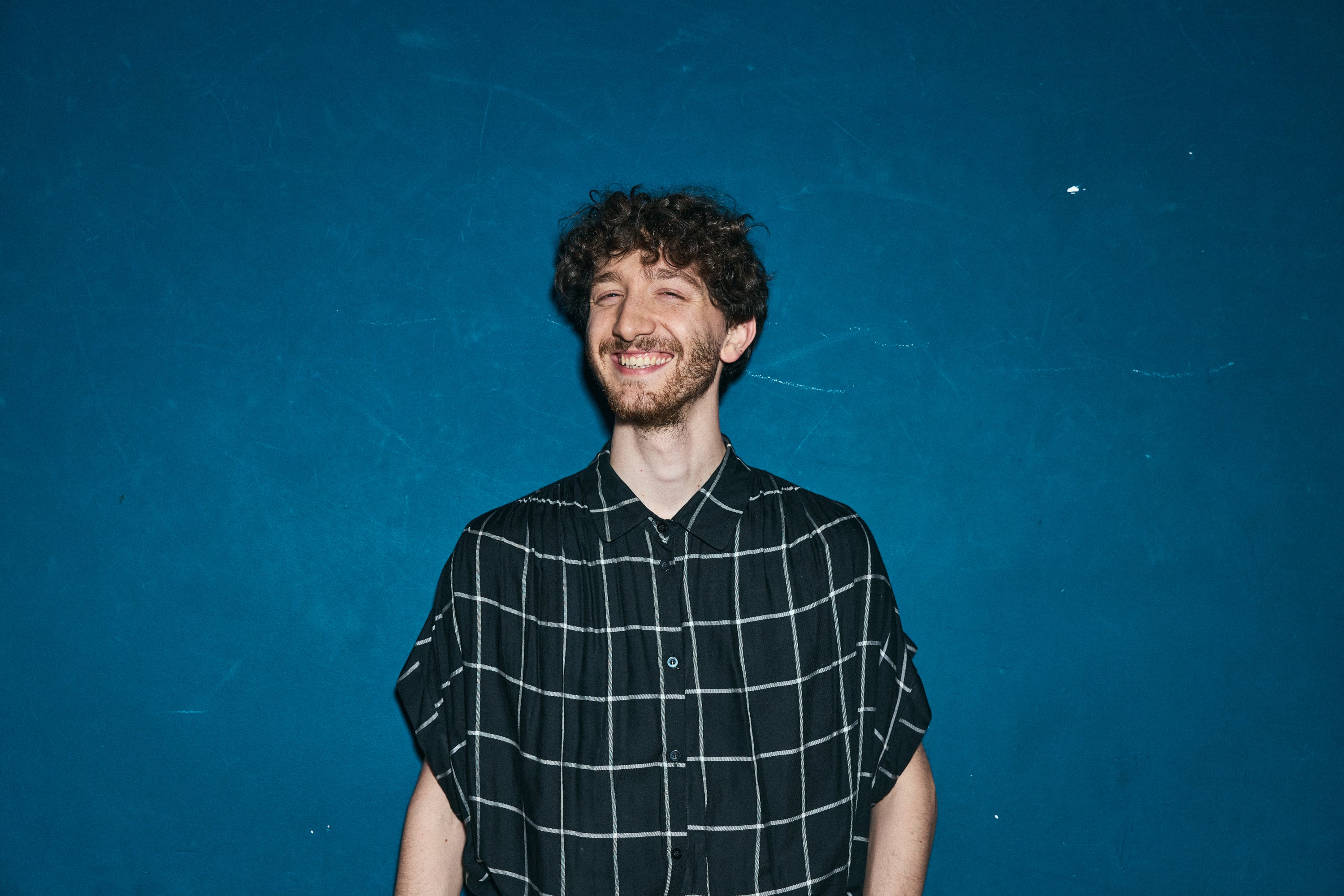 Teo López Puccio sonríe durante una entrevista previa al estreno de su nueva obra teatral, compartiendo detalles sobre la producción.