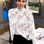 Terciopelo, encaje y trenzas: así fue el look otoñal de Juana Viale en la mesa de su programa
