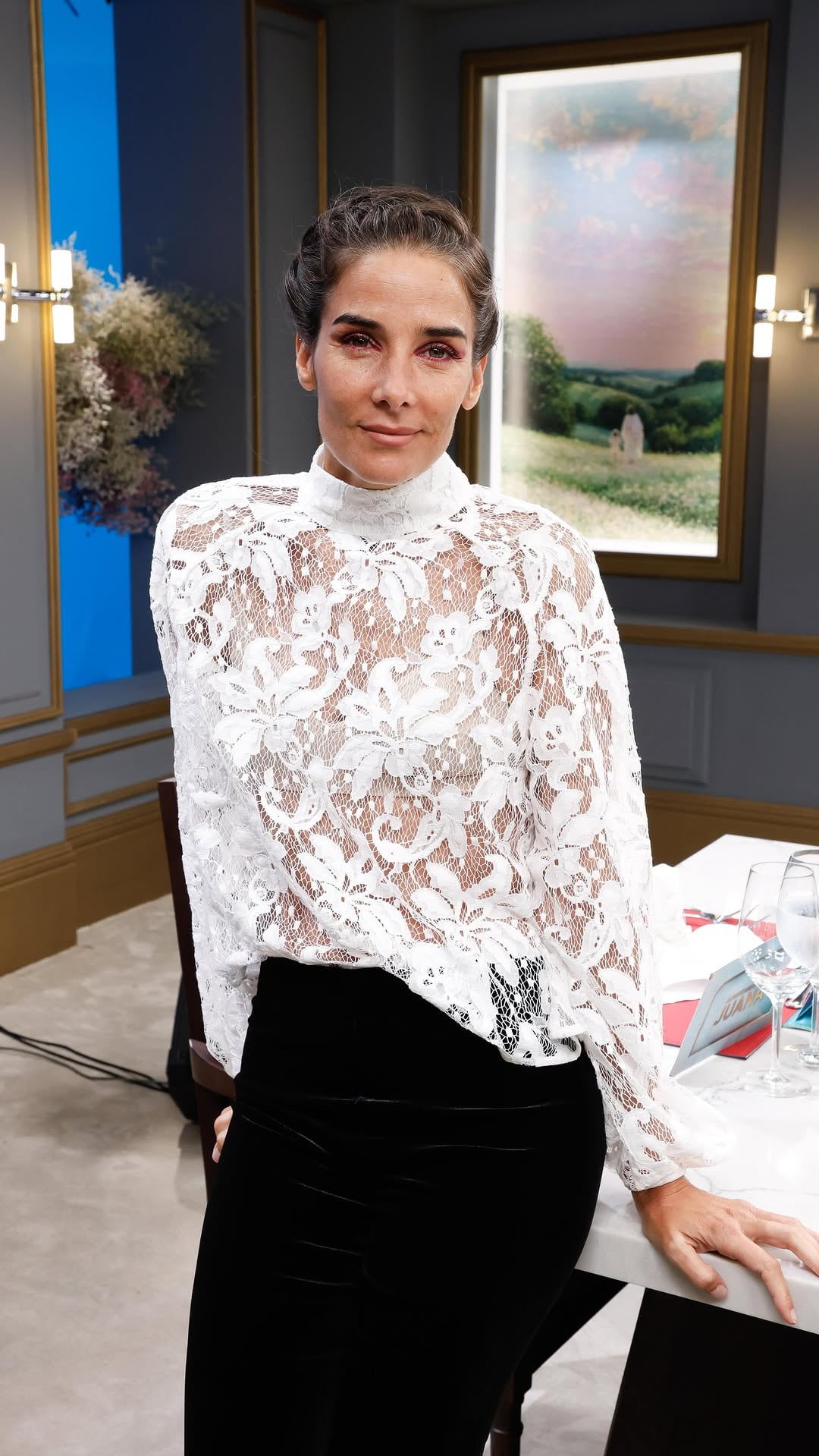 Terciopelo, encaje y trenzas: así fue el look otoñal de Juana Viale en la mesa de su programa