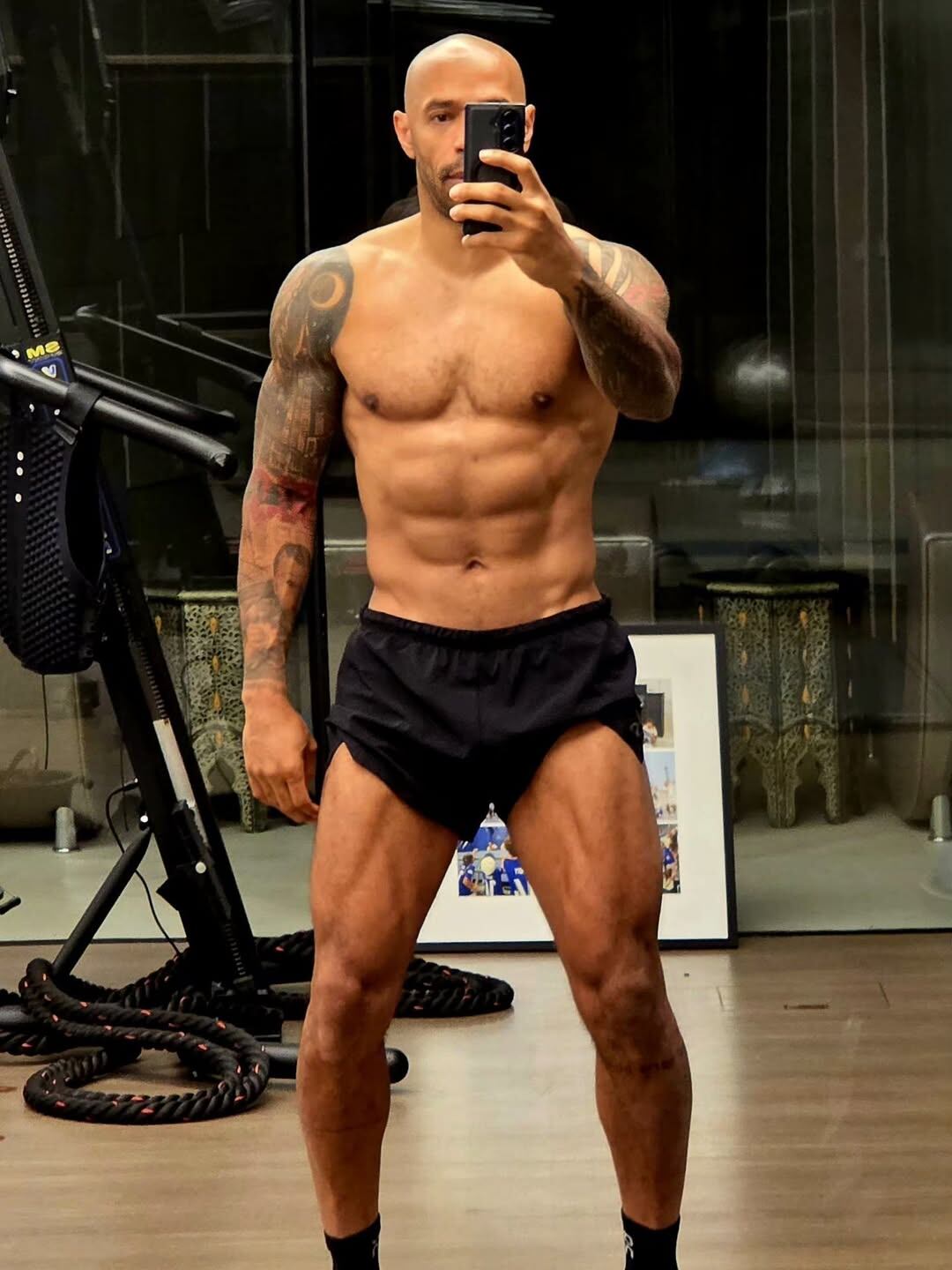 Henry se muestra en plena forma física durante una sesión de entrenamiento, 