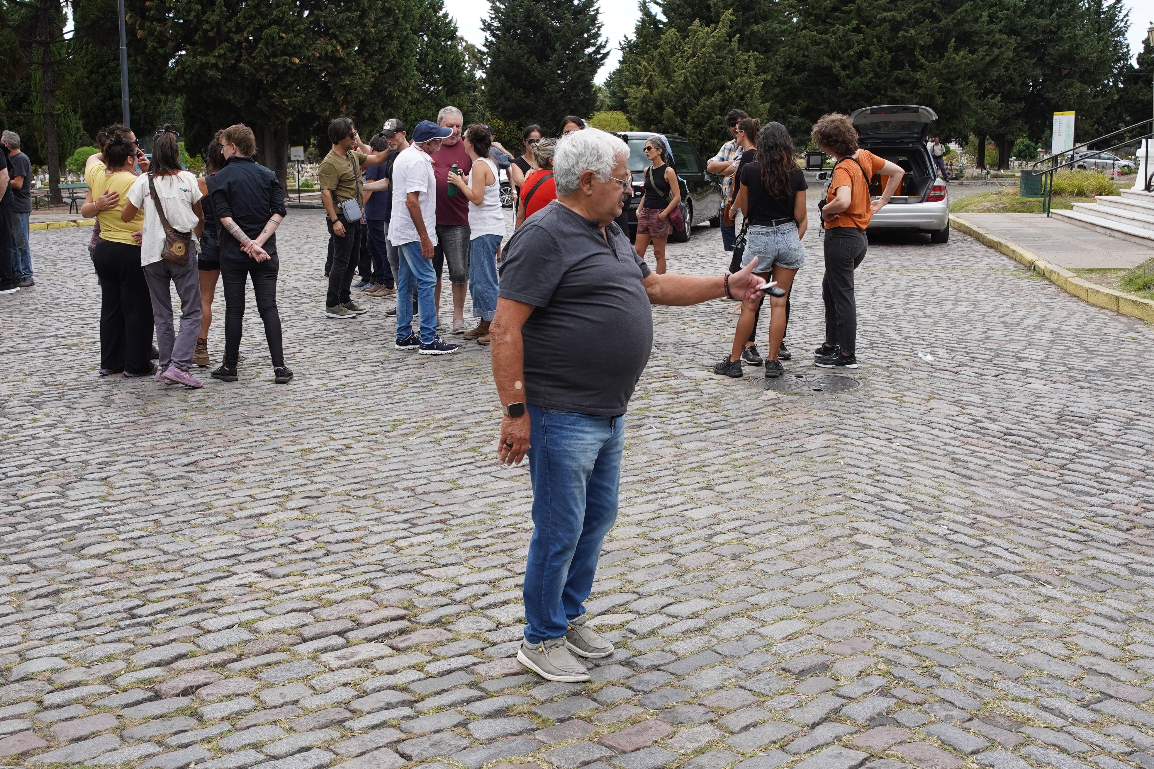 Tití Fernández en el cementerio de la Chacarita, donde despidió los restos de Marcelo Araujo (Fotografía: RSFotos)