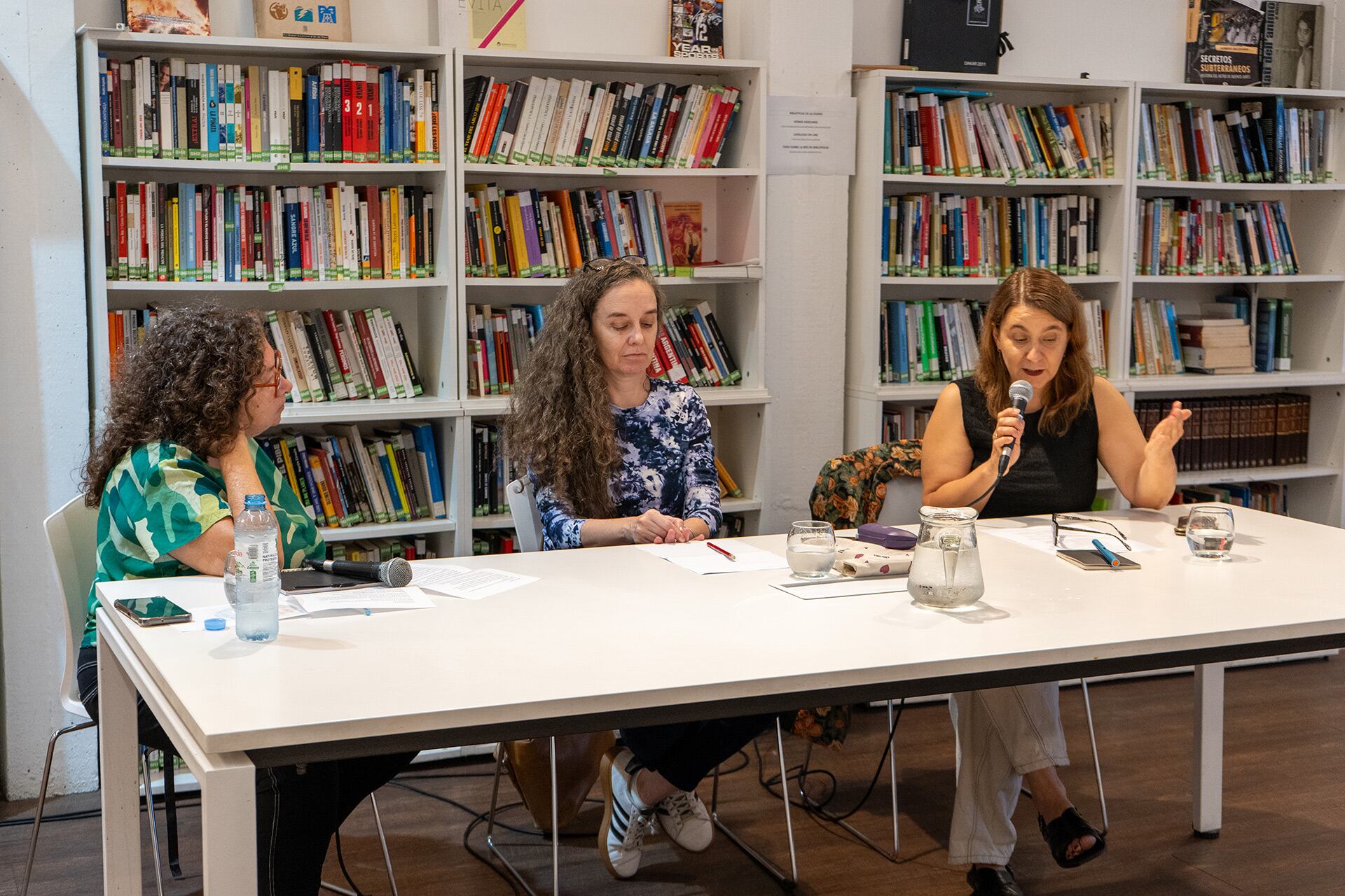 Olga Viglieca, Graciela Queirolo y Débora Mundani (de izq a derecha) en una charla sobre mujeres, escritura y trabajo en la Casa de la Lectura ( Diego Dorado/ Ministerio de Cultura de la Ciudad de Buenos Aires)