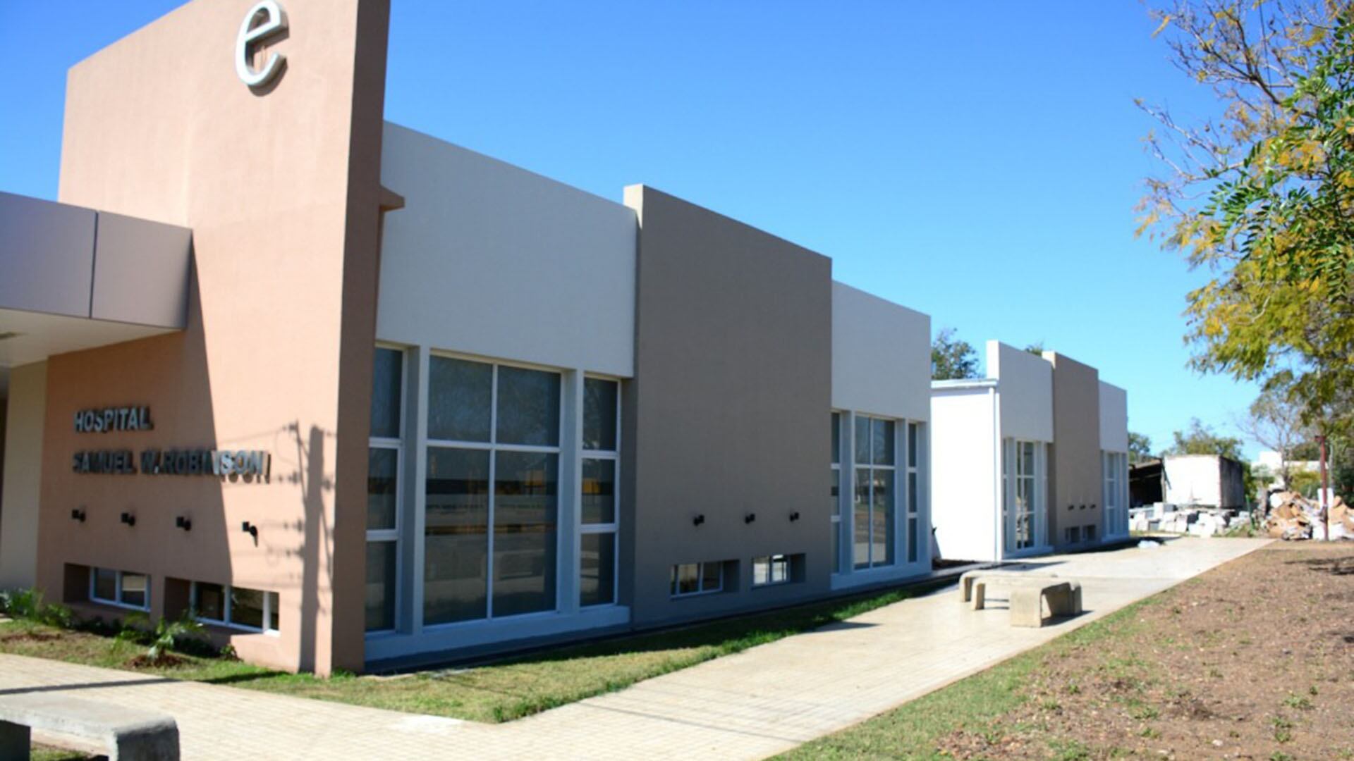 El Hospital Samuel Robinson, en Monte Caseros, en donde los padres de la bebé fallecida están internados (Facebook)