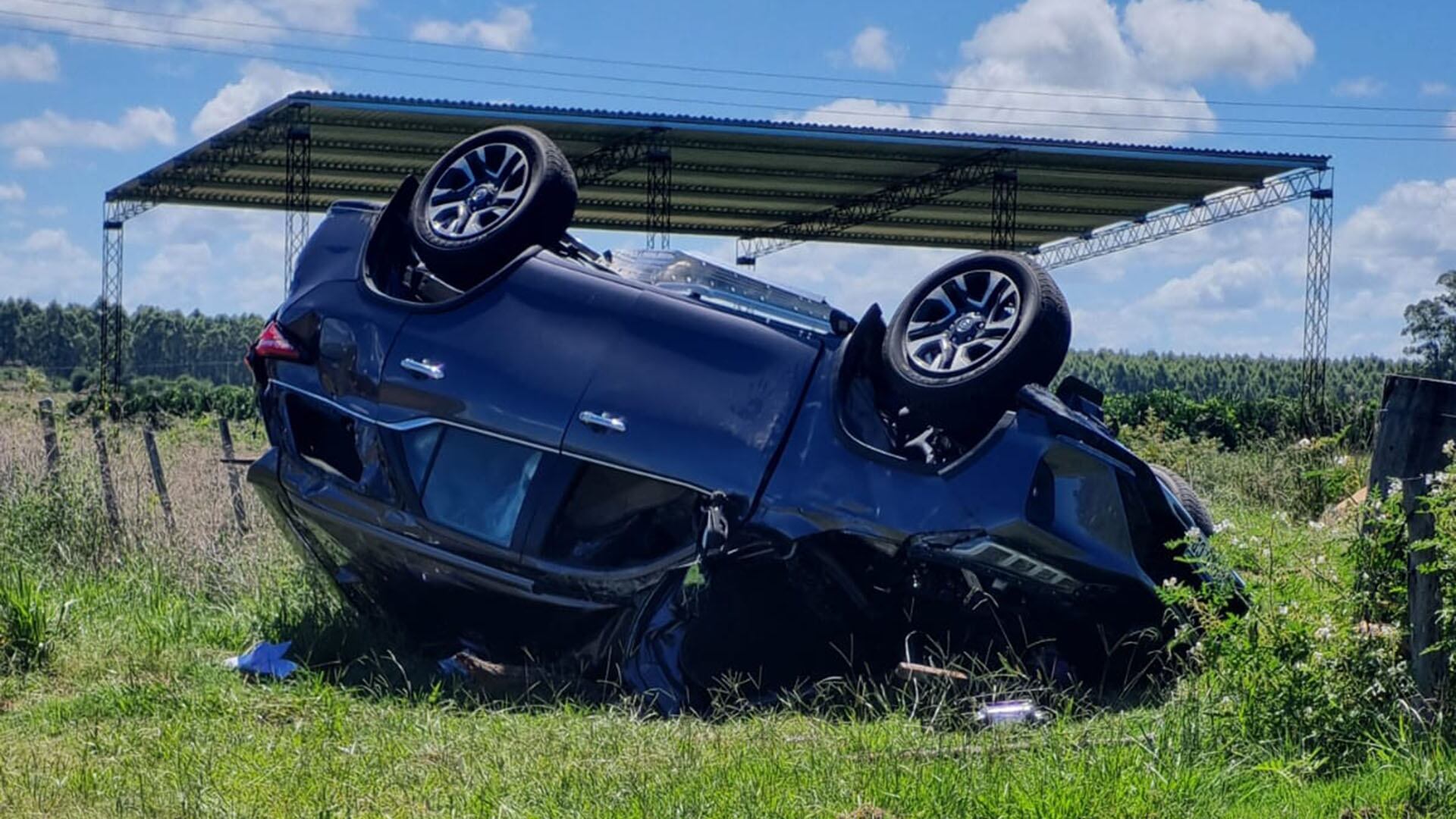 La Toyota SW4 volcada a la vera de la Ruta Nacional 14, en la provincia de Entre Ríos (Gentileza Portal Corrientes Mocoretá)