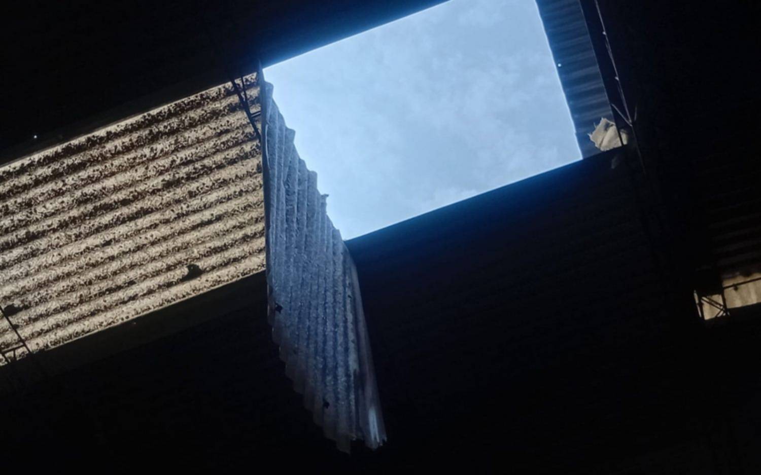 El accidente ocurrió en las calles 123 y 48, una obra donde se realizaban tareas de limpieza sobre un techo de chapa (El Día)