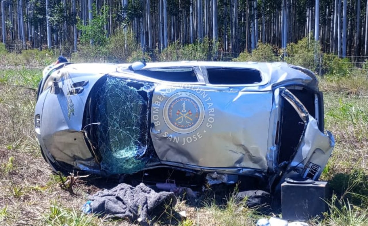 El equipo de salud trasladó a los padres heridos, la menor falleció a raíz del impacto del vuelco
