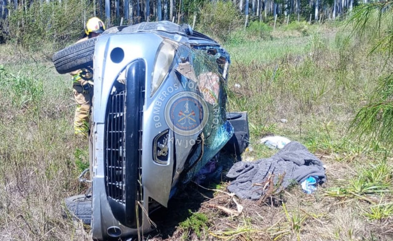 El Peugeot 207 terminó detenido sobre la banquina en la Ruta 14, bomberos y policías acudieron a la emergencia