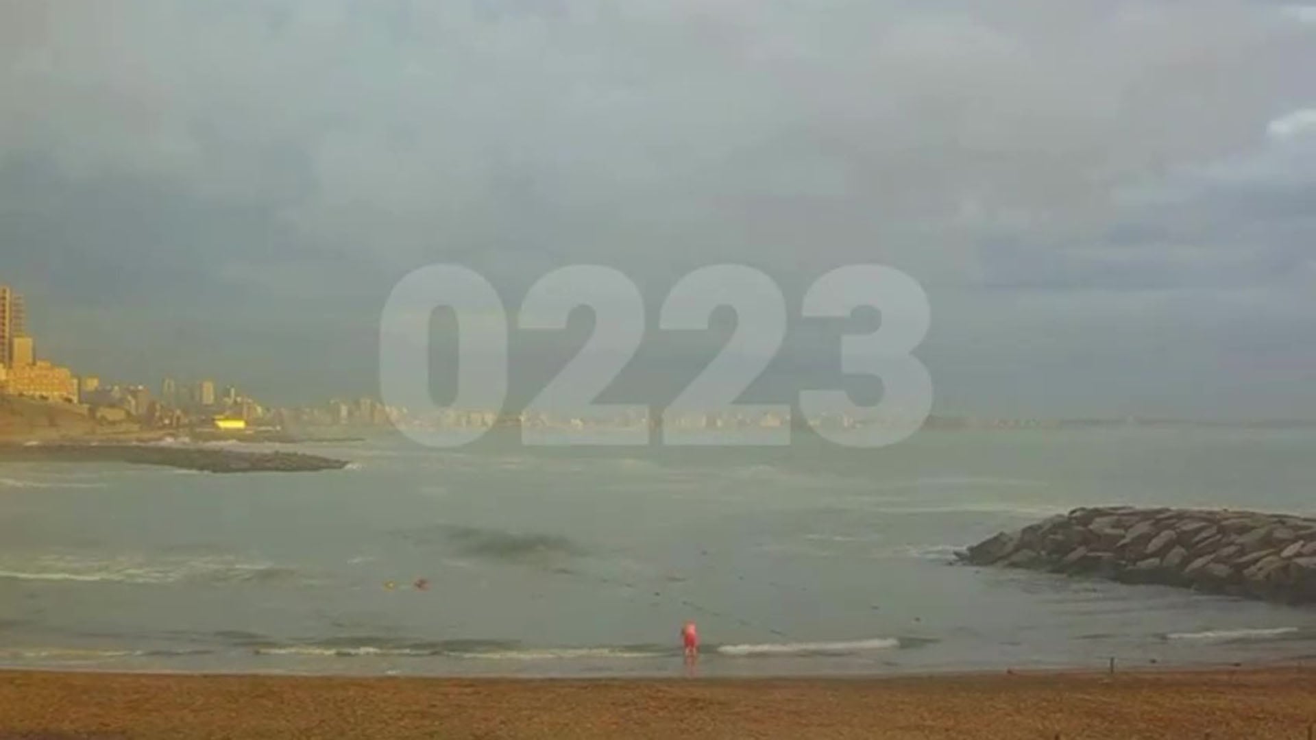 Vista general de la playa en Mar del Plata, donde lamentablemente un hombre falleció ahogado recientemente. (Captura de video)