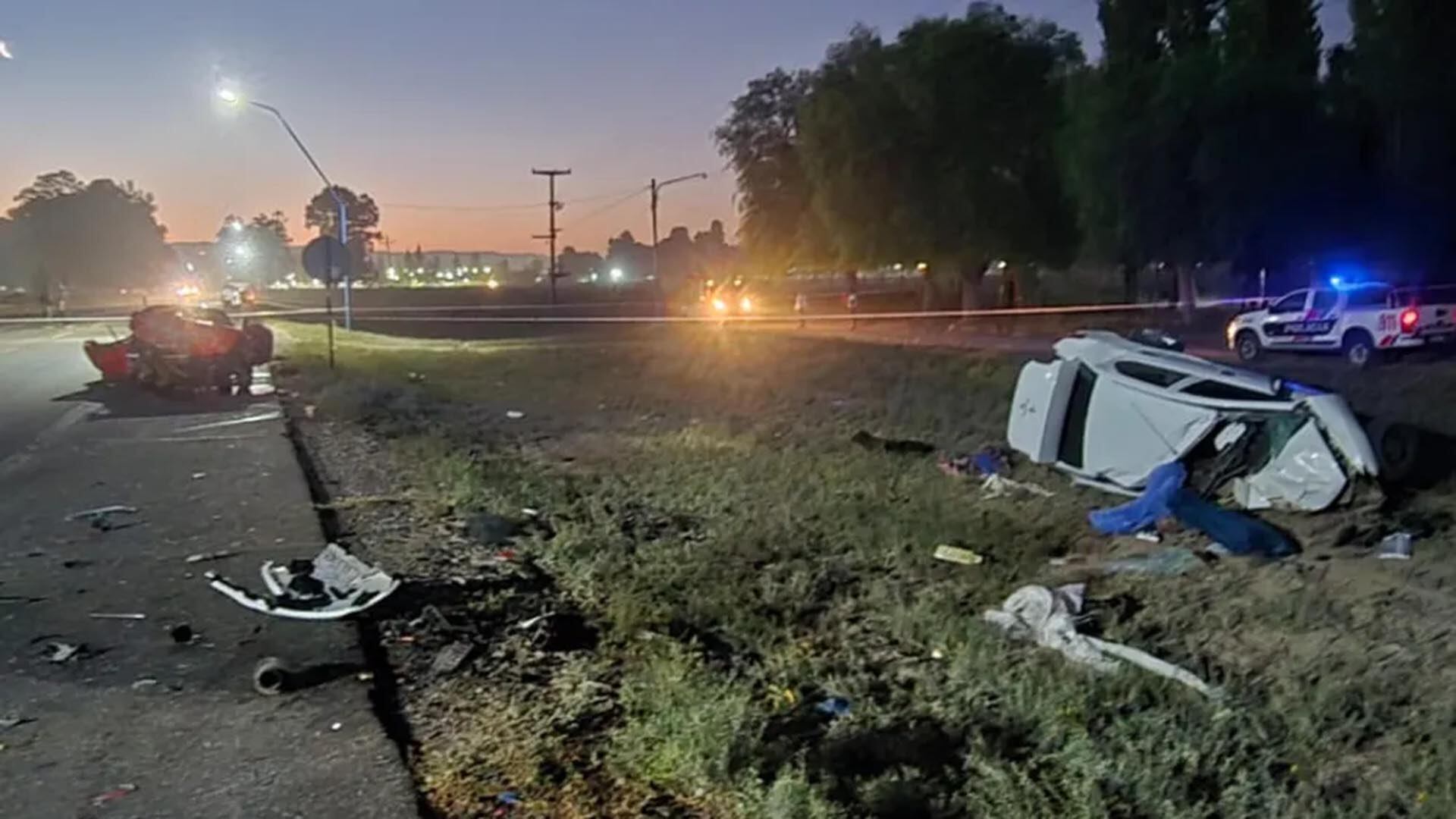 El Renault Logan blanco y el Audi Rojo, ambos destruidos luego de la colisión