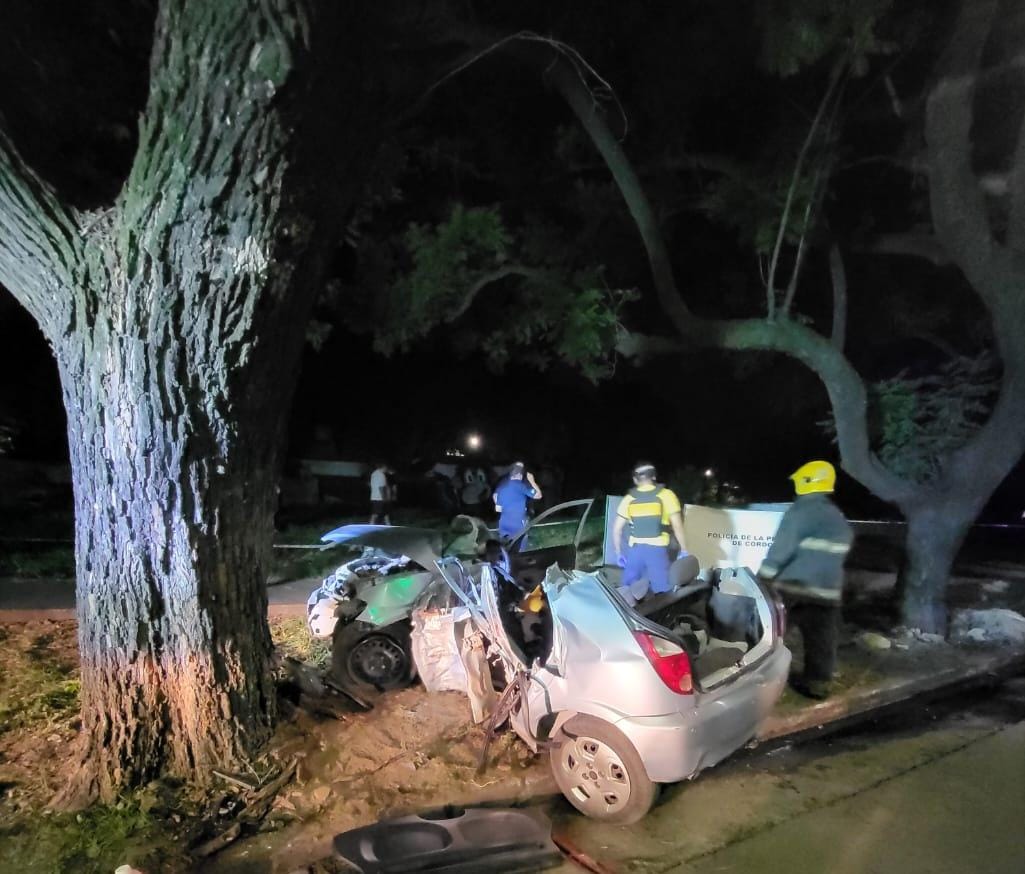 La Policía de Córdoba utilizó herramientas hidráulicas para rescatar a los heridos del vehículo accidentado en barrio Pueyrredón durante la madrugada