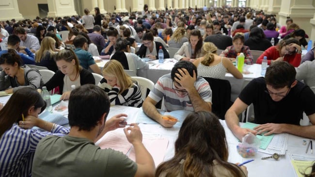 Más de 11.000 profesionales se presentaron al Examen Único de Residencias en 26 sedes de todo el país en 2025, entre ellos 8.000 médicos que rindieron en Parque Roca donde se detectaron más de 200 evaluaciones con resultados inusuales según los registros oficiales de aquel año (Ministerio de Salud Bonaerense)