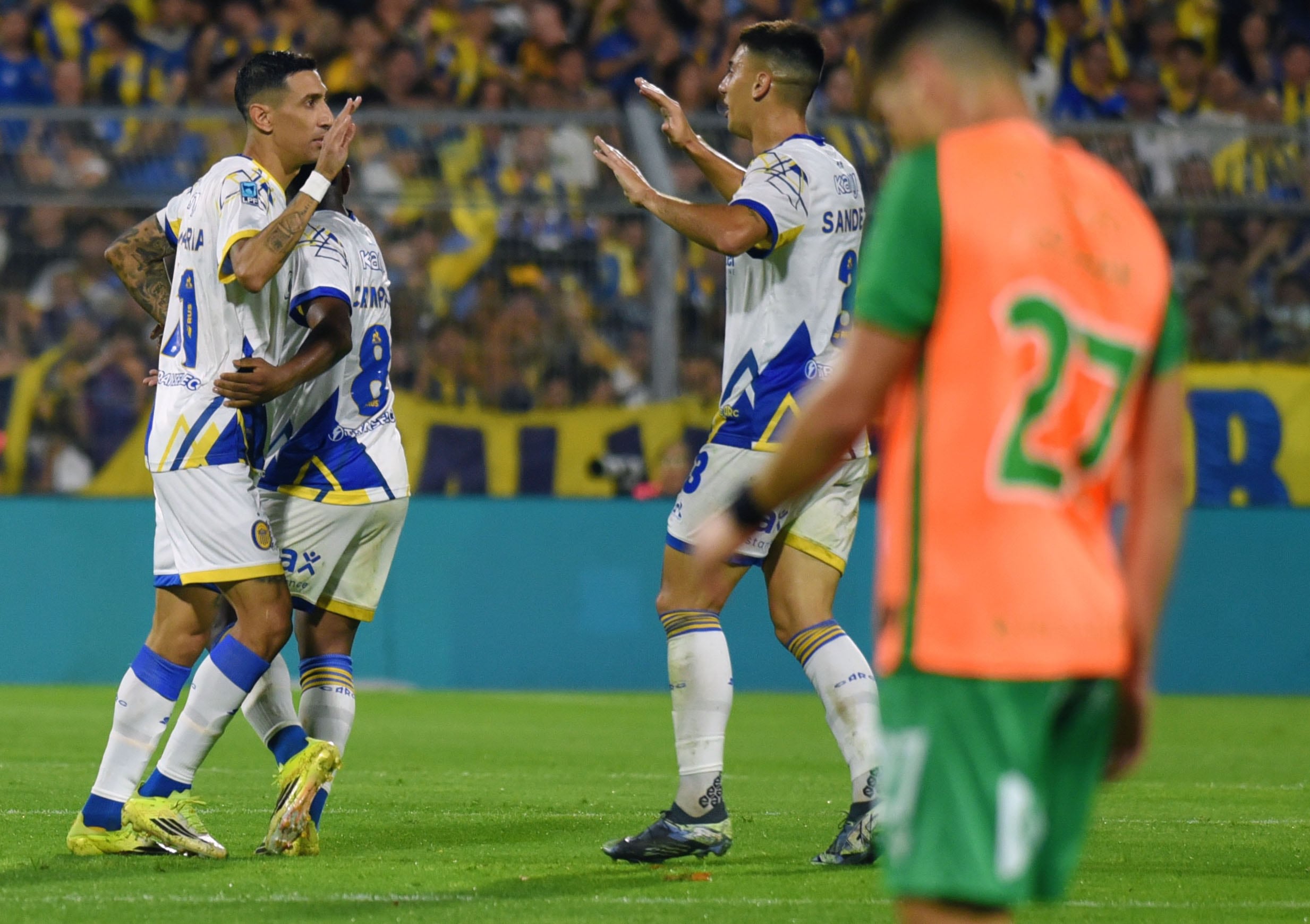 Ángel Di María festeja el gol con Agustín Sandez. Central se lo dio vuelta a Banfield en Rosario (Fotobaires)