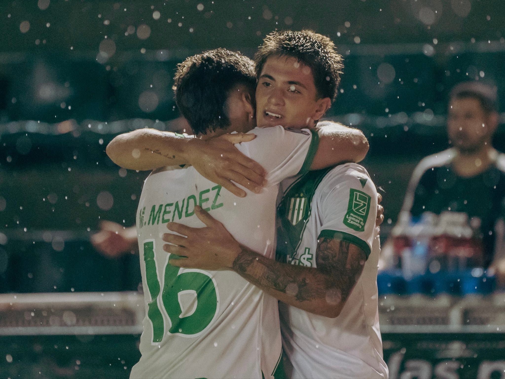Los jugadores de Banfield celebran el gol ante Tigre para la victoria en su estadio (@CAB_Oficial)