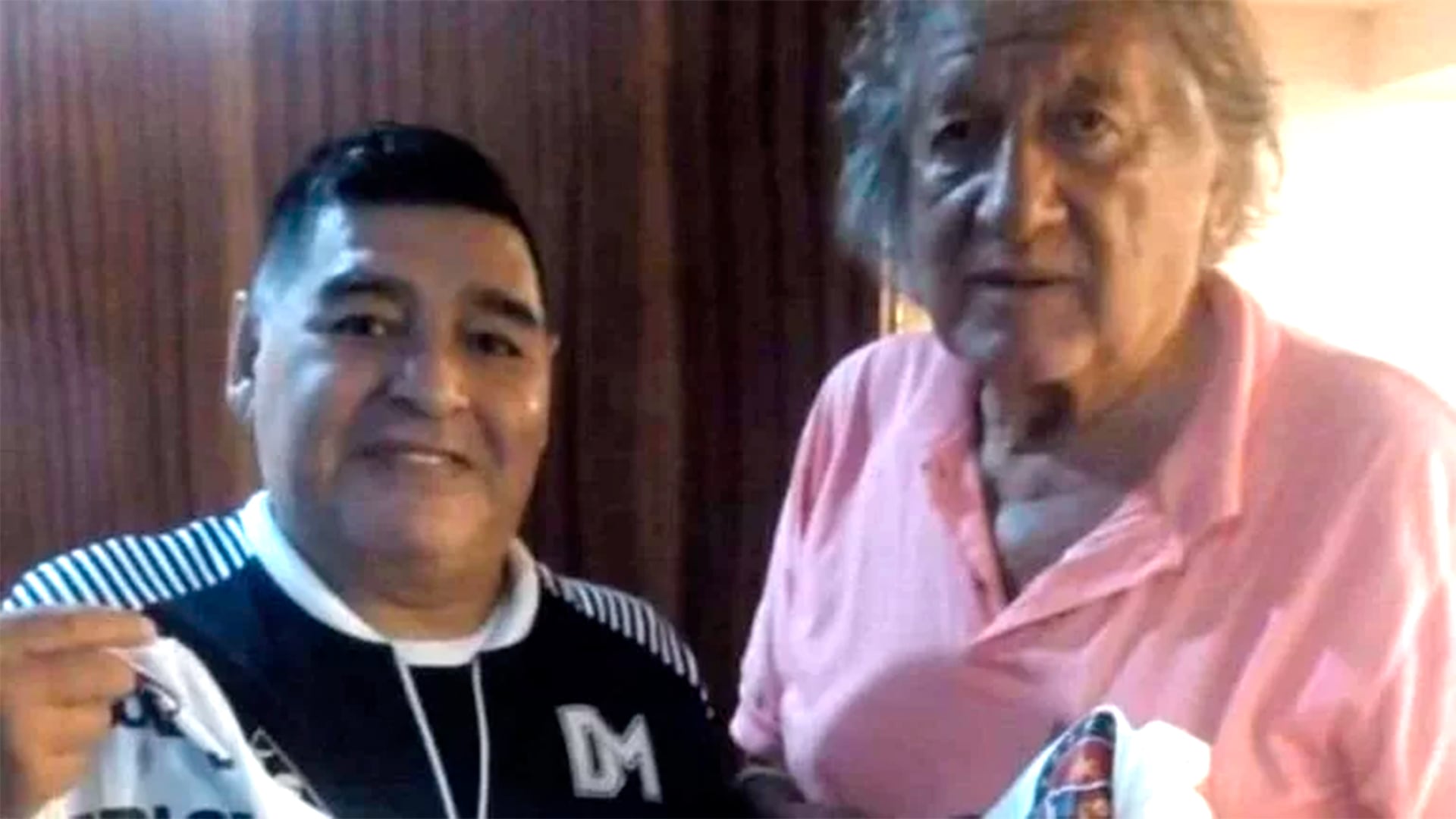 El Trinche Carlovich, junto a Diego Armando Maradona (@SuperMitre)