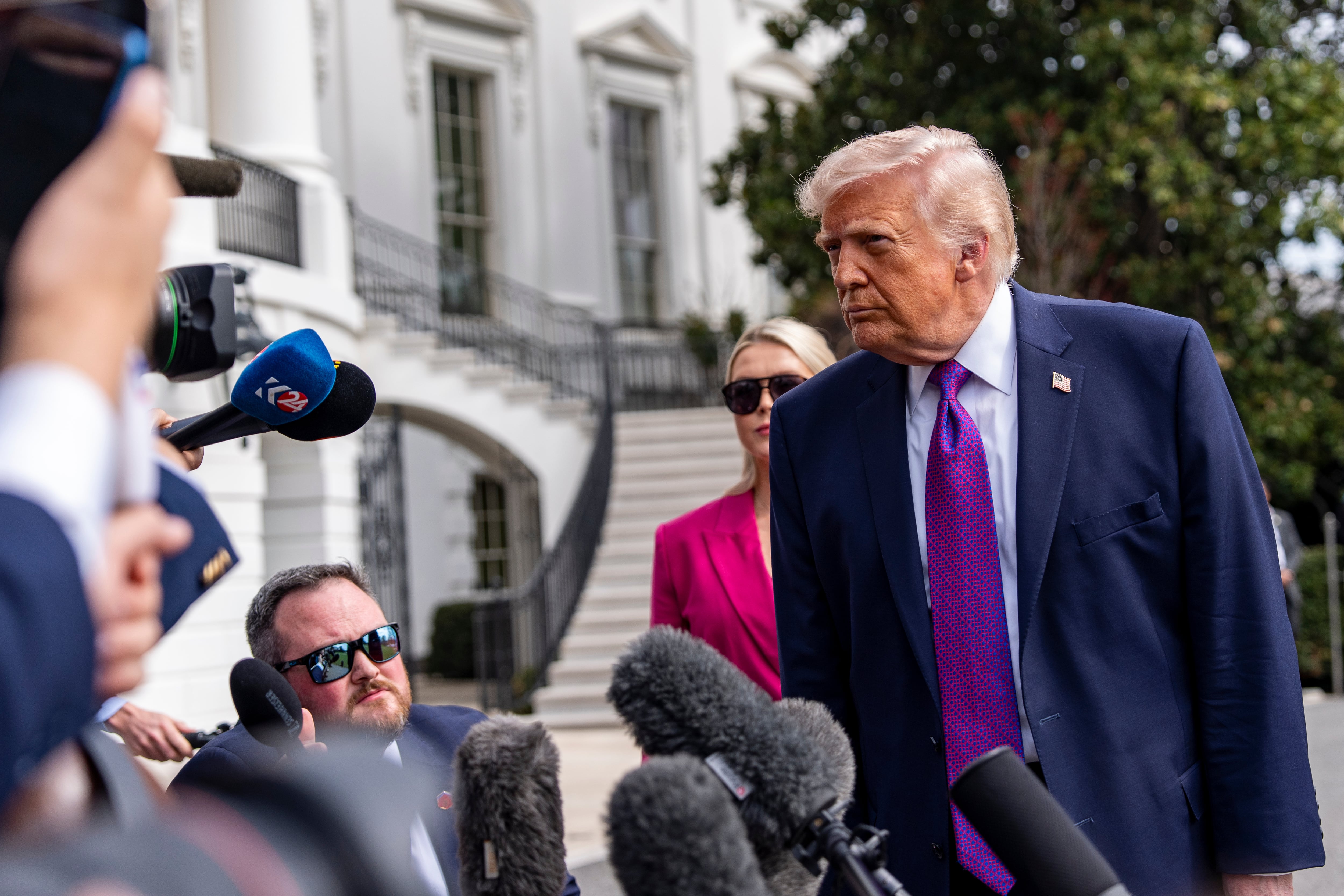 El presidente Donald Trump habla con reporteros antes de abordar el helicóptero presidencial desde la Casa Blanca, el miércoles 11 de marzo de 2026, en Washington (AP/Alex Brandon)